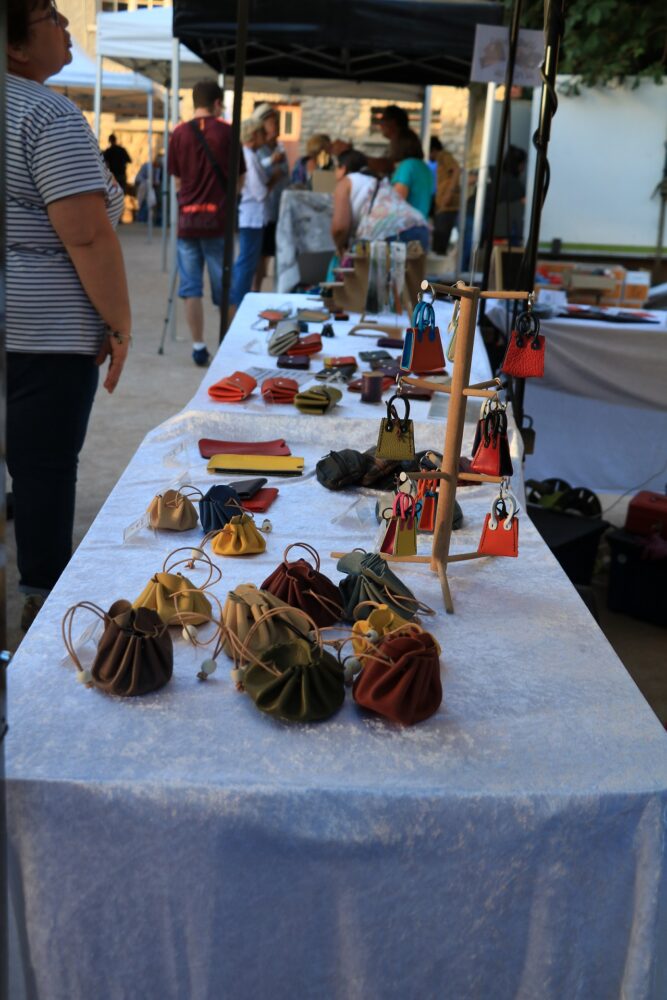 marché nocturne Pays Horloger stand artisanat animation