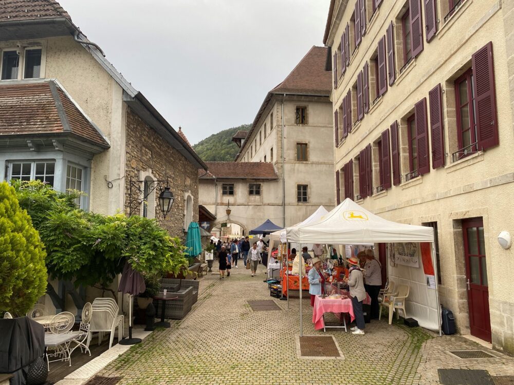 marché nocturne Pays Horloger été stands