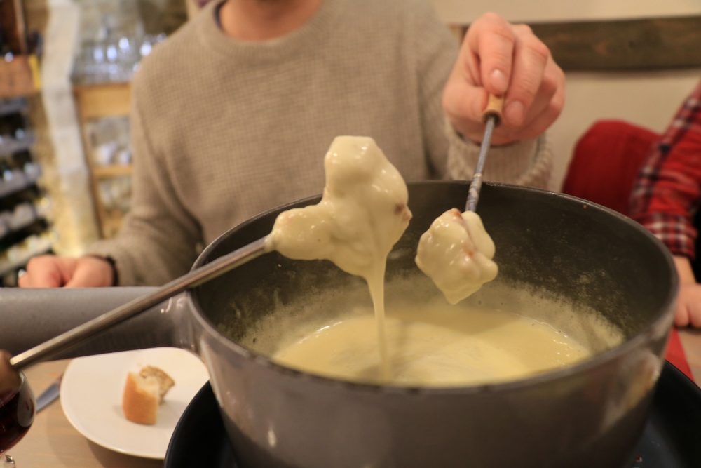 fondue au morbier fromage apprécier l'hiver restaurant spécialité