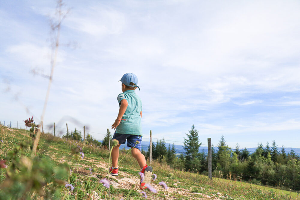 enfant courir rando point de vue pays horloger