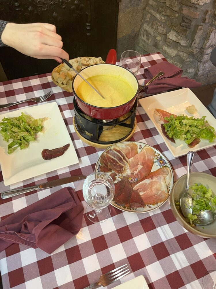 comment faire une bonne fondue comté morbier plat traditionnels pays horloger jura restaurant