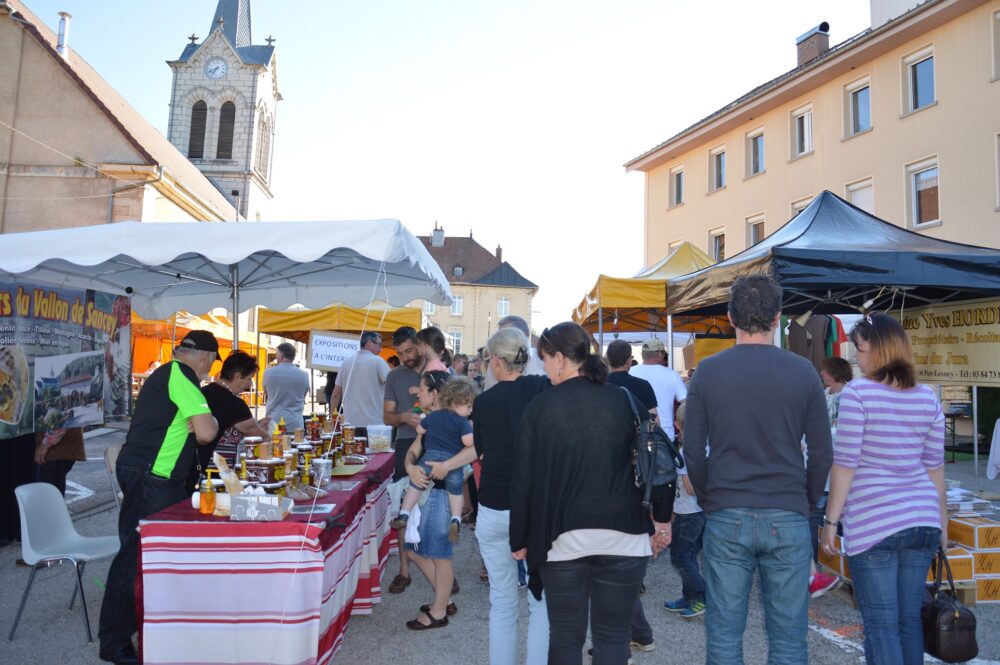 marché nocturne Pays Horloger stands été