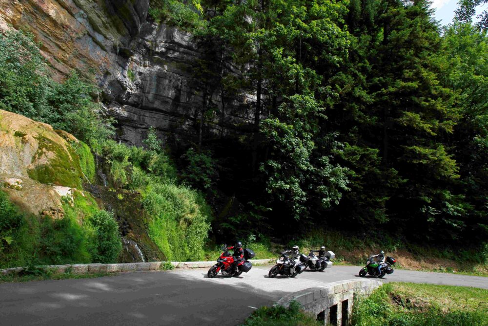 moto road trip doubs loue pays horloger motards vallées